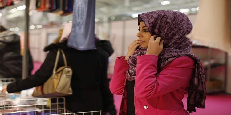 غياب التوافق عن التشريعات التي تمسّ ملفات مثل منع أو السماح بارتداء غطاء الرأس الإسلامي