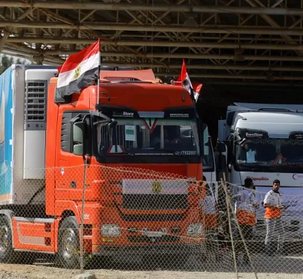 بدء دخول شاحنات المساعدات إلى قطاع غزة عبر معبر رفح