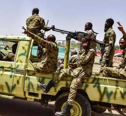 الحرب تشتد في السودان... طرفا الحرب يتقاتلان على مستودعات الأسلحة والوقود بالخرطوم