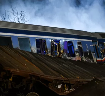 آخر حصيلة لحادثة اصطدام قطارين في اليونان... ما الأسباب؟