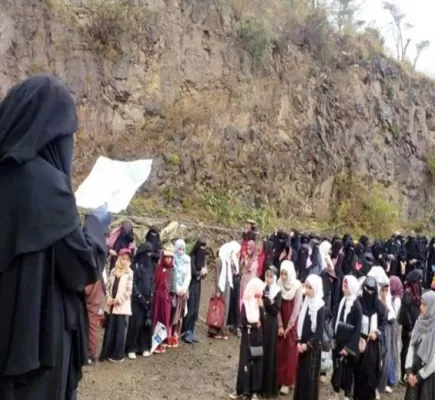 الحوثيون يخضعون مئات النساء لدورات تطييف في ريمة... ما غايتهم؟