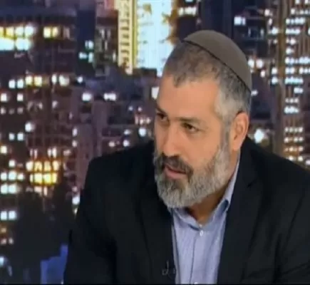 خطاب الكراهية يتصاعد... صحفي إسرائيلي يقترح قتل (100) ألف فلسطيني بعد اقتراح القنبلة النووية