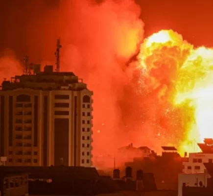 قصف عنيف وتقسيم القطاع.. وإسرائيل تستعين بمرتزقة.. ما جديد المشهد في غزة؟