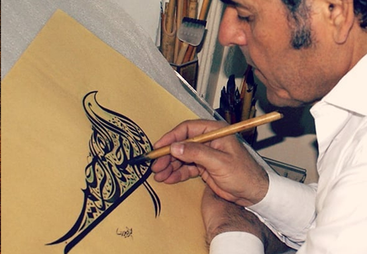 الإتقان والحرفية تميزان الخط العربي المرسوم بيد الفنان