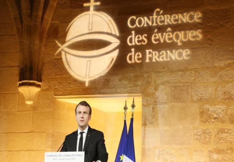في نيسان الماضي قبل ماكرون دعوة للتحدث بالمؤتمر السنوي لأساقفة فرنسا