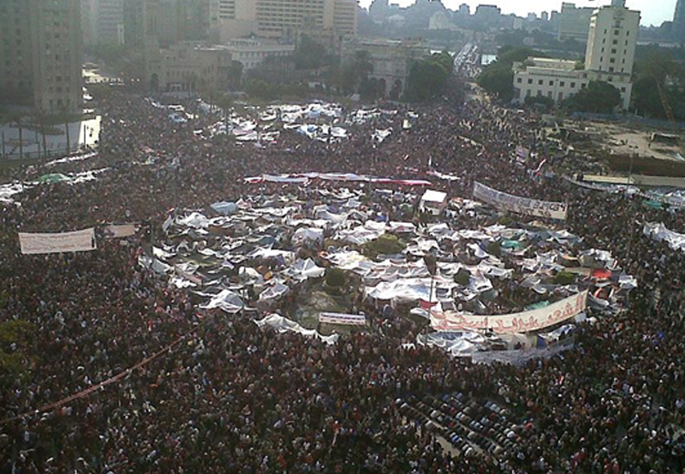 تجمع المعتصمين في ميدان التحرير أثناء ثورة 25 يناير