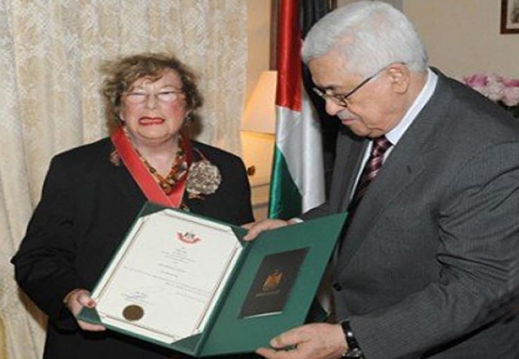 ألفت لانغر العديد من الكتب عن تجربتها في الدفاع عن الأسرى الفلسطينيين