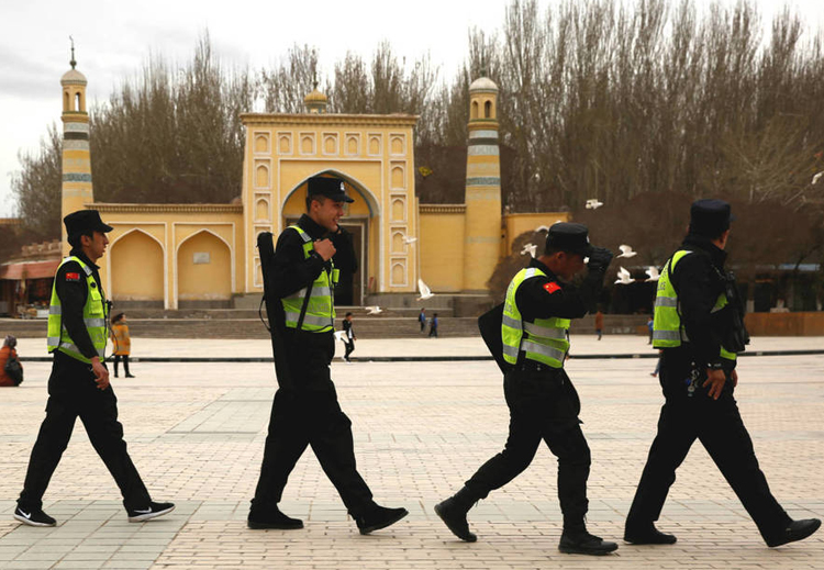 دورية للشرطة الصينية أمام الجامع الكبير في كاشغر (رويترز)
