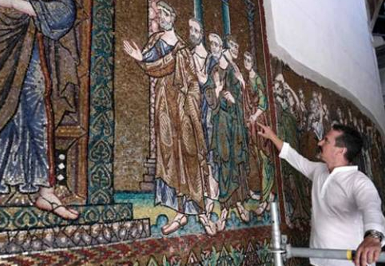 تغطي لوحات الفسيفساء كلّ الجدران في كنيسة المهد