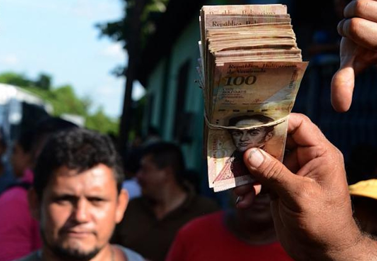 دفعت أزمة التضخم في فنزويلا البنك المركزي لطبع المزيد من العملات النقدية