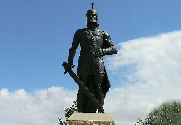 تمثال بابك الخرمي في أذربيجان