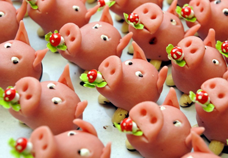 في ألمانيا: تقدم دُمى الخنازير كهدايا جالبة للحظ في ليلة رأس السنة