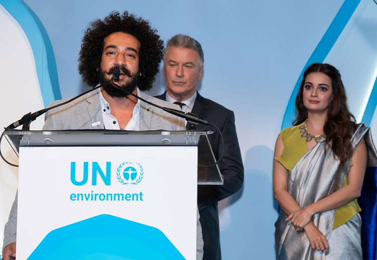 شادي رباب في الأمم المتحدة أثناء تسلم الجائزة
