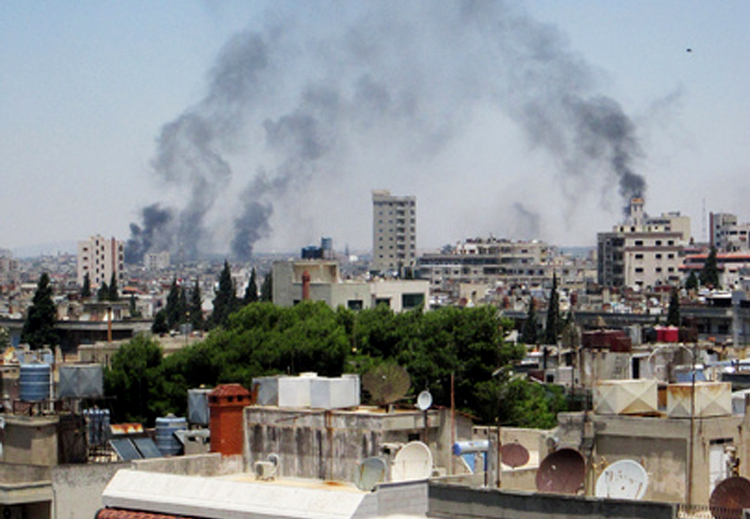قصف منازل ومباني في مدينة حمص، سوريا. 9 يونيو 2012