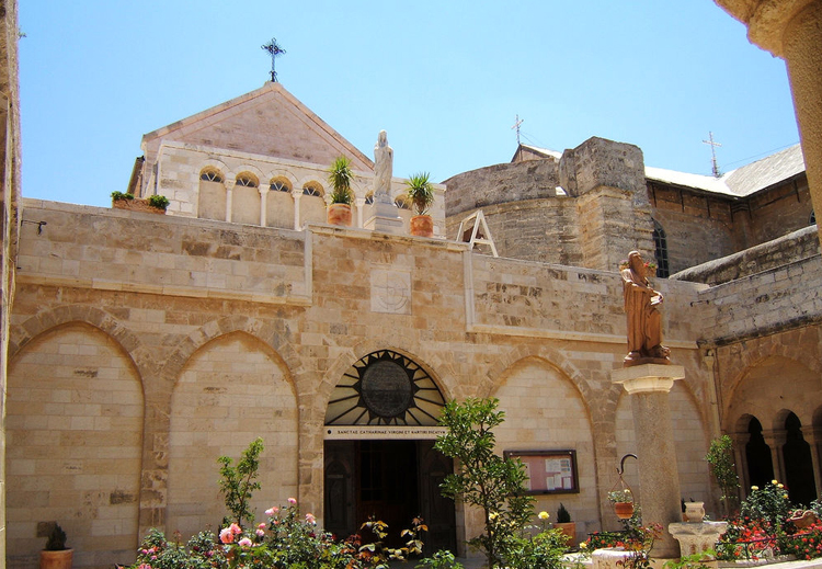 بنيت كنيسة المهد في عهد الصليبيين وتقع في بيت لحم