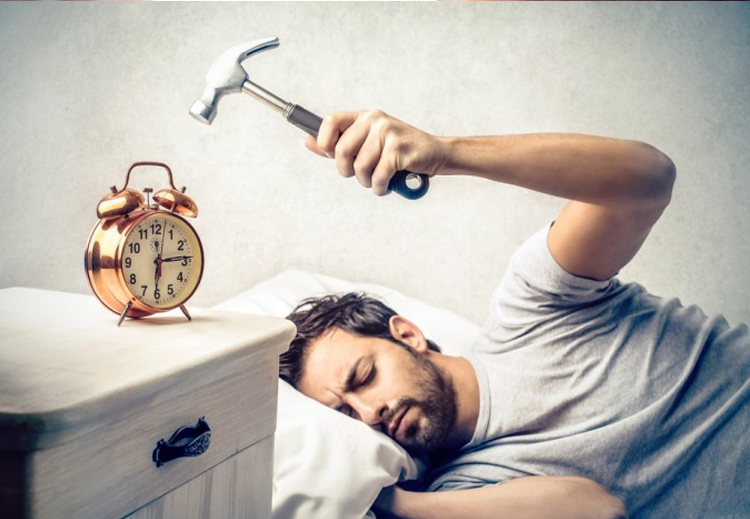 إطفاء المنبه يتسبب باضطراب إيقاع النوم واختلال الساعة البيولوجية