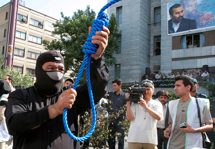 منذ 1979 أصبح إعدام المعارضين والوطنيين مشهداً متكرراً في إيران