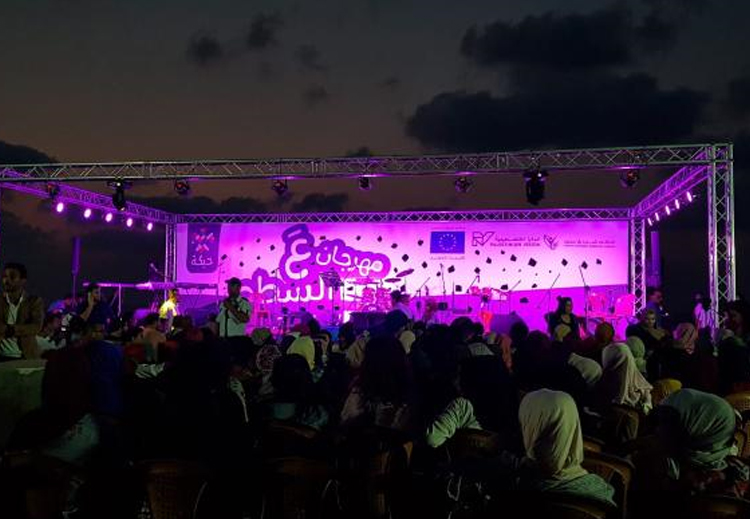 أقيم مهرجان &quot;ع السطح&quot; بمشاركة عدة فرق فنية وموسيقية شعبية بغزة