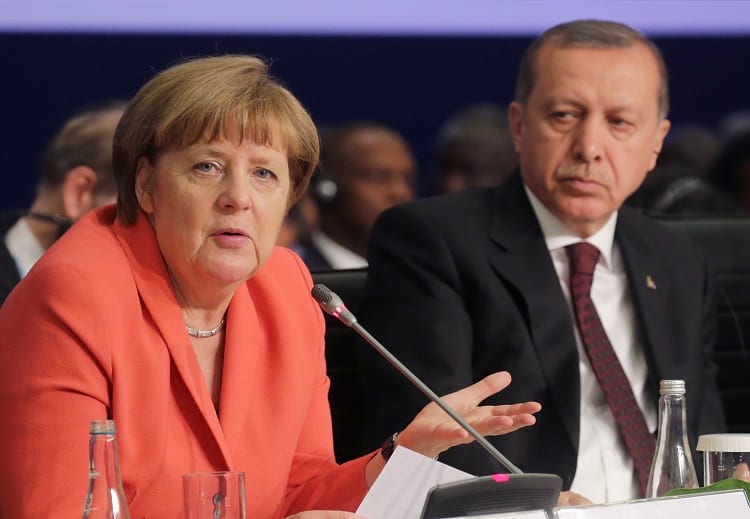  وصل الأمر بأردوغان في صراعه مع ميركل أن دعا الجالية التركية في ألمانيا إلى التصويت ضدها