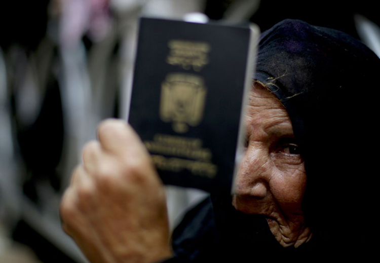 يعاني الفلسطينيون في مصر من وثائق السفر المقيّدة
