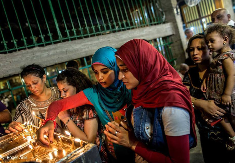محتفلون بالعذراء في دير درنكة بأسيوط (تصوير: روجيه أنيس)