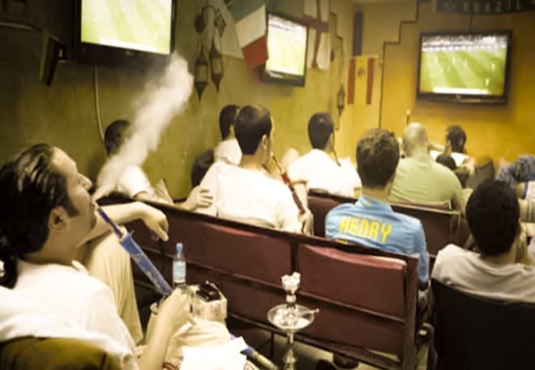 يختار كثيرون مشاهدة المباريات في المقاهي كبديل عن الاشتراك