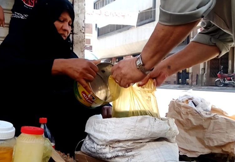 بائعة مصرية مسلمة تقدم وجبة &quot;شلولو&quot; لمسيحي
