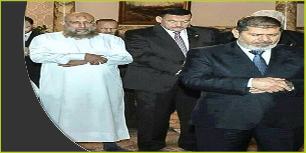 محمد مرسي يؤمّ مجموعة من المصلين من بينهم ياسر برهامي