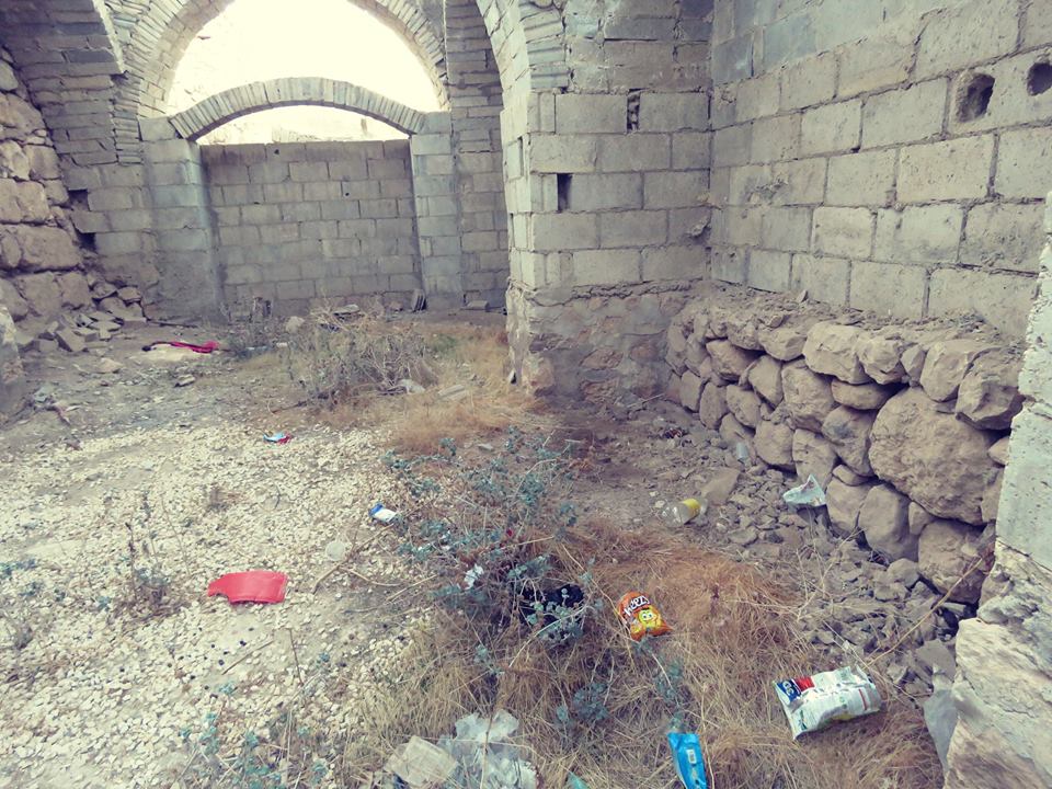 التقصير وعدم الاكتراث قادا القمامة إلى البيت الذي ولد فيه واحد من أهم الروائيين الأردنيين