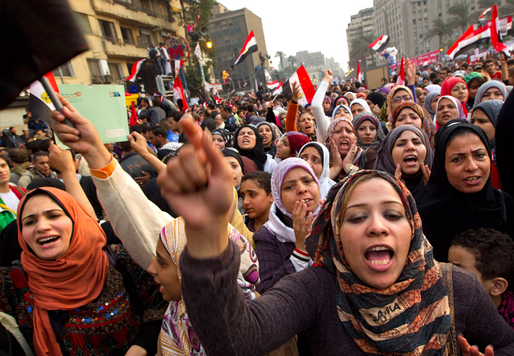 في ثورة 25 يناير2011 اقتحمت النساء ميدان الثورة بل وتقدمنّ صفوف الاشتباكات