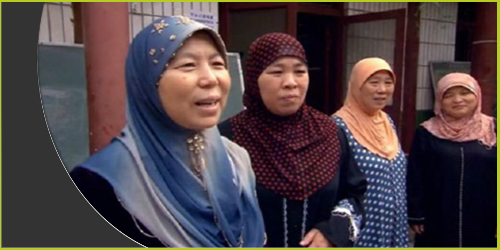 غو غينغ فانغ (يسار الصورة) الإمامة الحالية لمسجد &quot;وانغجيا آلي&quot; النسائي مع عدد من المصليات