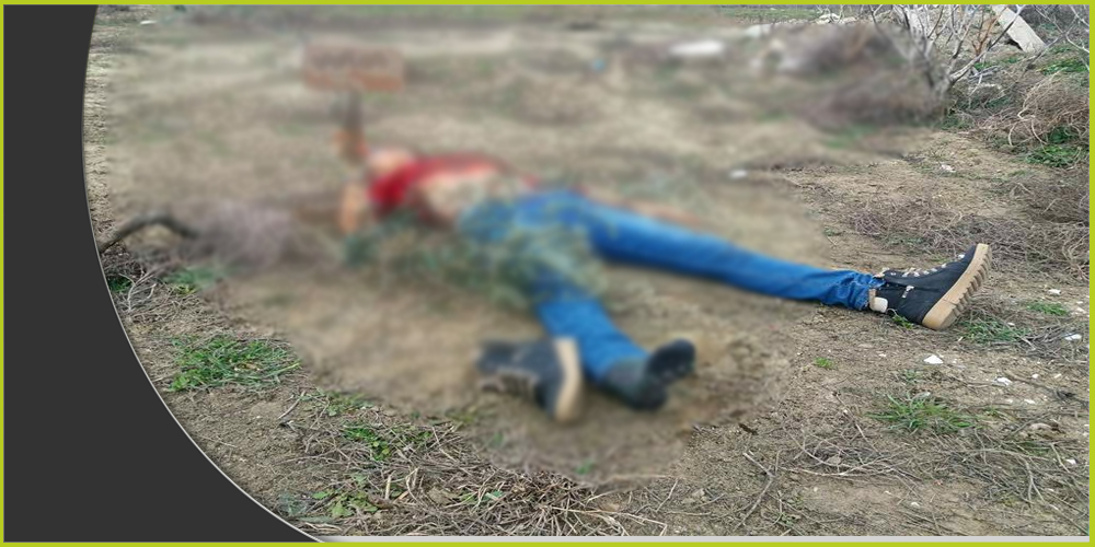 يظهر جسد كوباني عارياً في نصفه الأعلى مضرجاً بدمائه (تعبيرية)