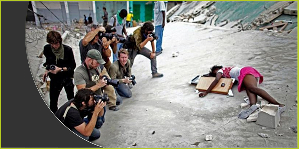 المصورون يجتمعون لالتقاط صورة الفتاة بعد مقتلها في هايتي 
