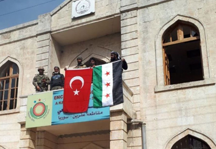 رفع العلم التركي وشعار المعارضة السورية فوق المجلس التشريعي التابع للإدارة الذاتية