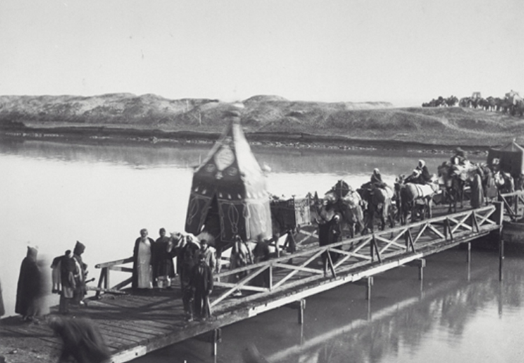 المحمل المصري يعبر قناة السويس في طريقه إلى مكة العام 1885