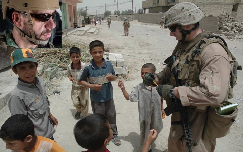 الضابط السابق كيسلنغ في الفلوجة 2007 وفي الإطار صورته ككاتب وصحافي في مواقع الحرب على داعش بالعراق 2017