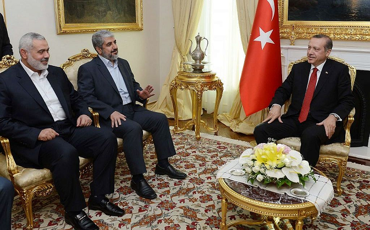 أردوغان مستقبلاً خالد مشعل وإسماعيل هنيّة في أنقرة عام 2013م