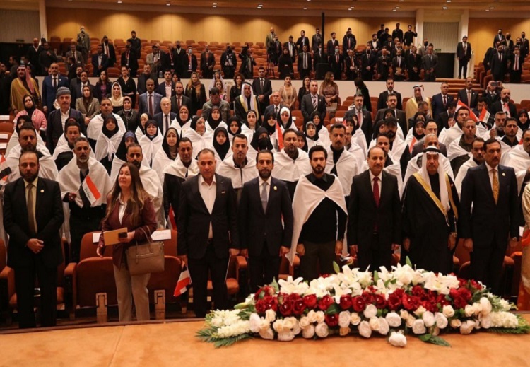 أعضاء مجلس النواب العراقي الجديد بينهم من نواب التيار الصدري يرتدون الكفى كشعار للشهادة