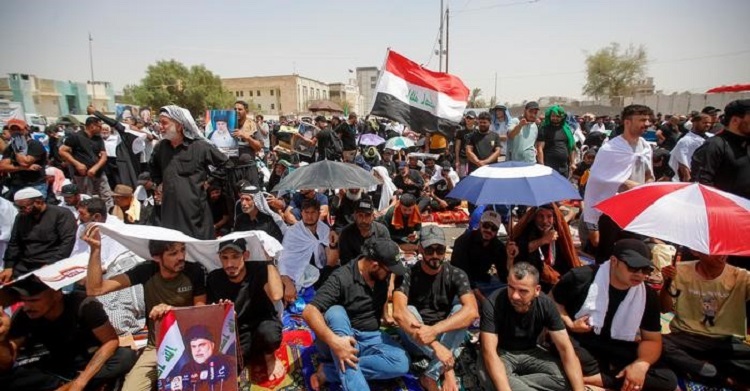 الآلاف من أتباع الصدر يؤدون صلاة الجمعة خارج البرلمان في بغداد 