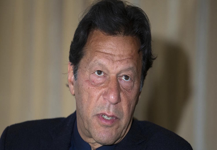  الإطاحة برئيس الوزراء الباكستاني عمران خان من منصبه بعدما خسر تصويتاً على الثقة أجراه البرلمان