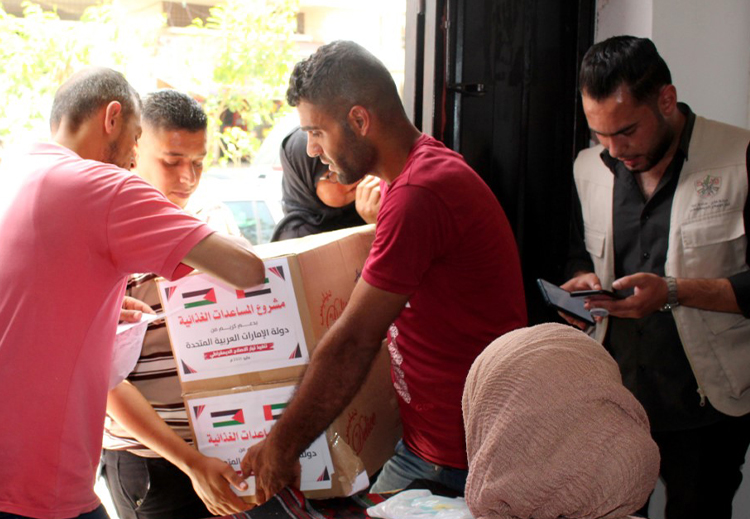هيئة الهلال الأحمر الإماراتي ترسل 960 طناً من المواد الطبية والغذائية العاجلة إلى قطاع غزة
