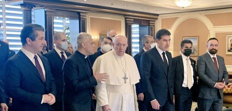 البابا فرنسيس لدى وصوله محافظة أربيل عاصمة إقليم كردستان العراق (RT)