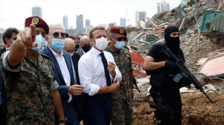 الرئيس الفرنسي ماكرون خلال زيارته لبيروت صبيحة انفجار المرفأ