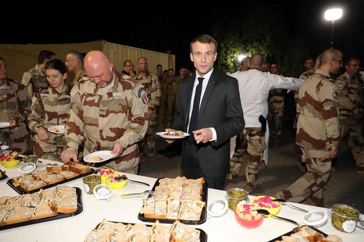 الرئيس الفرنسي ماكرون في زيارة لقوة برخان في تشاد