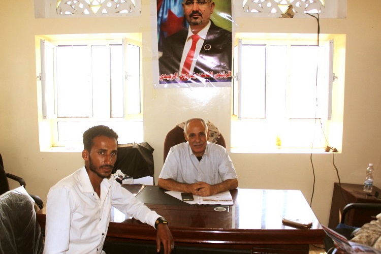 الزميل محمد الشرافي في صورة مع العميد عبد الله مهدي في مكتبه بالضالع