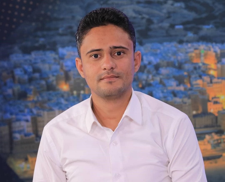 الصحفي اليمني هشام طرموم هو أحد الذين أُفرج عنهم قبل نحو عام من سجون التنظيم المسلح في صنعاء، بعد أن قضى خمسة أعوام