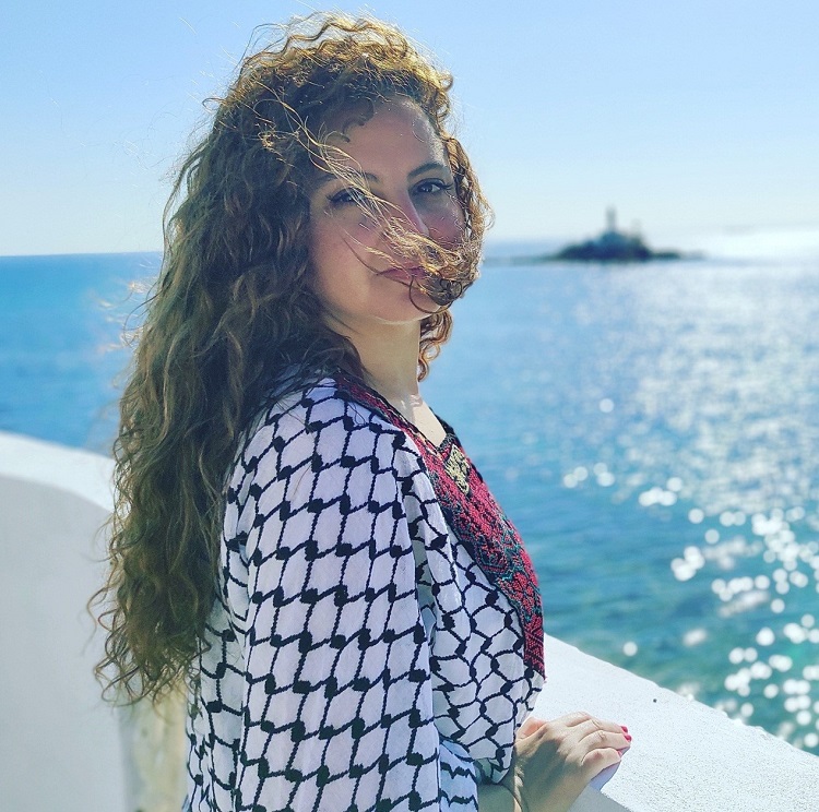 المدونة والروائية الجزائرية فاطمة حمدي