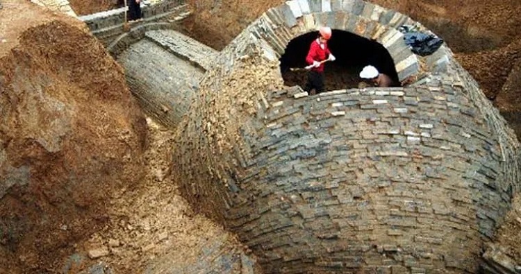 المقابر التي يعود عمرها إلى 1800 عام في الصين