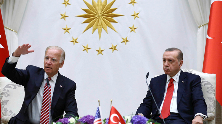 بايدن وأردوغان صورة من لقاء جمعهما في أنقرة عام 2016م عندما كان الأخير نائباً لأوباما