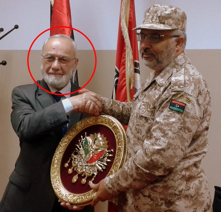 تاني فيردي أثناء زيارة إلى طرابلس عام 2013 يهدي درعاً يحمل شعار الدولة العثمانية لأحد الضباط 